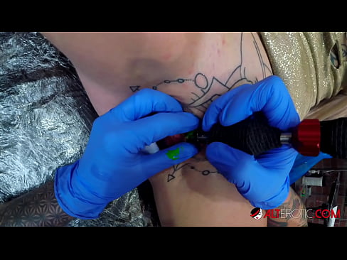 ❤️ Sully Savage mai tsananin jarfa ta yi tattoo a kan kwarin ta ❤❌ Ingantacciyar iskanci ️❤